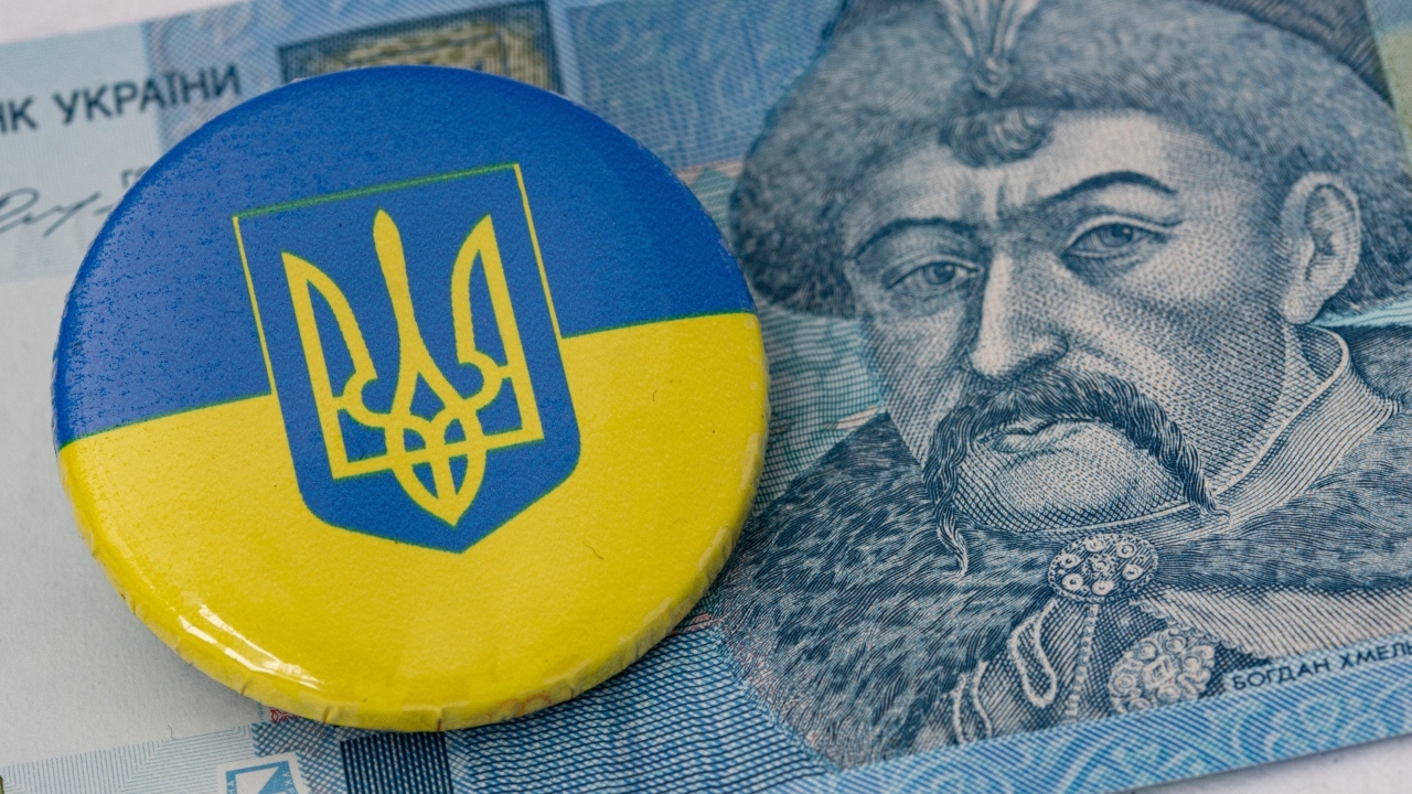 Значок с флагом Украины и купюра в 5 гривен 