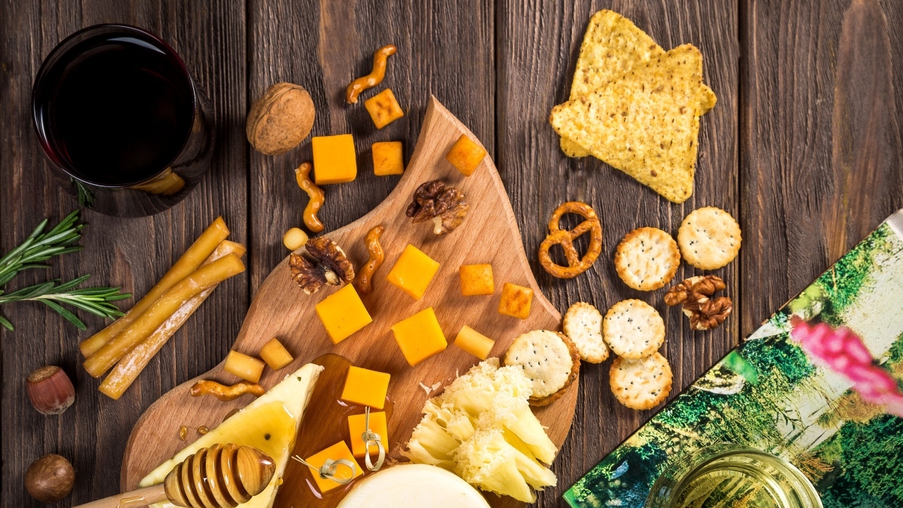 Аппетитное печенье крекер с сыром на столе