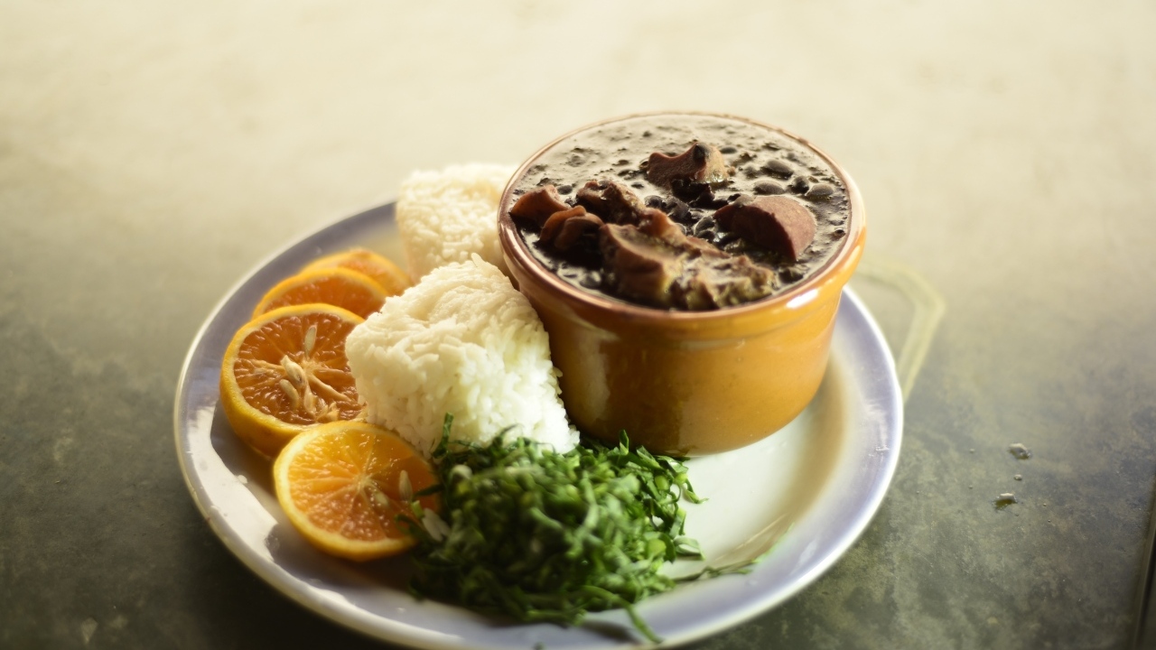 Азиатская еда на тарелке 