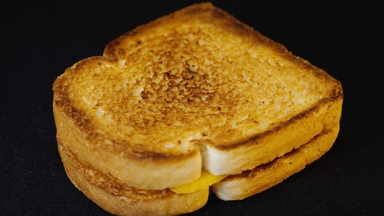 Запеченный хлеб с кусочками сыра