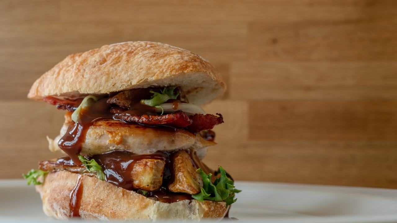 Большой сочный гамбургер с куриной грудкой