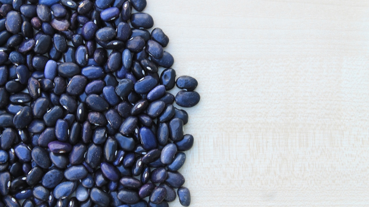 Черная фасоль на столе