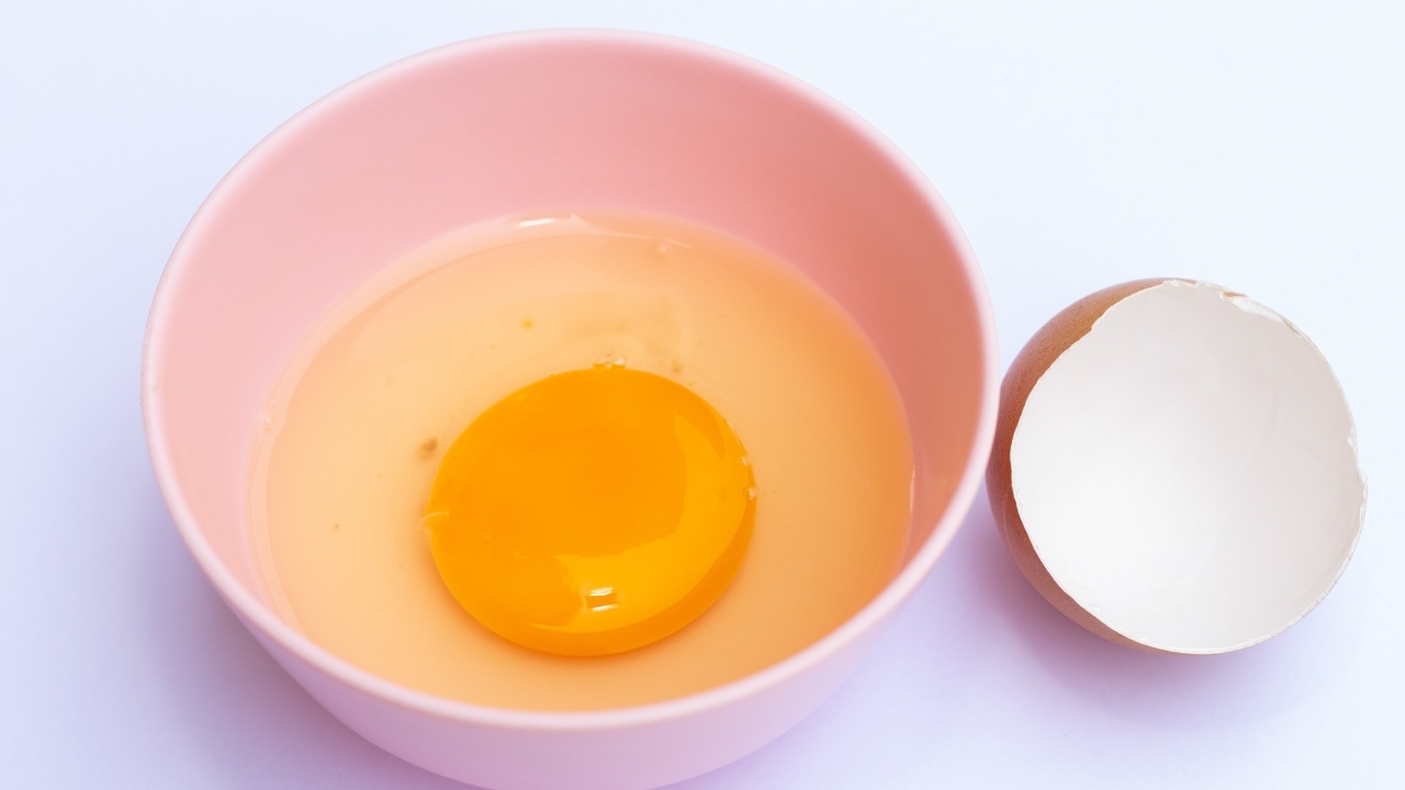 Разбитое яйцо на столе со скорлупой