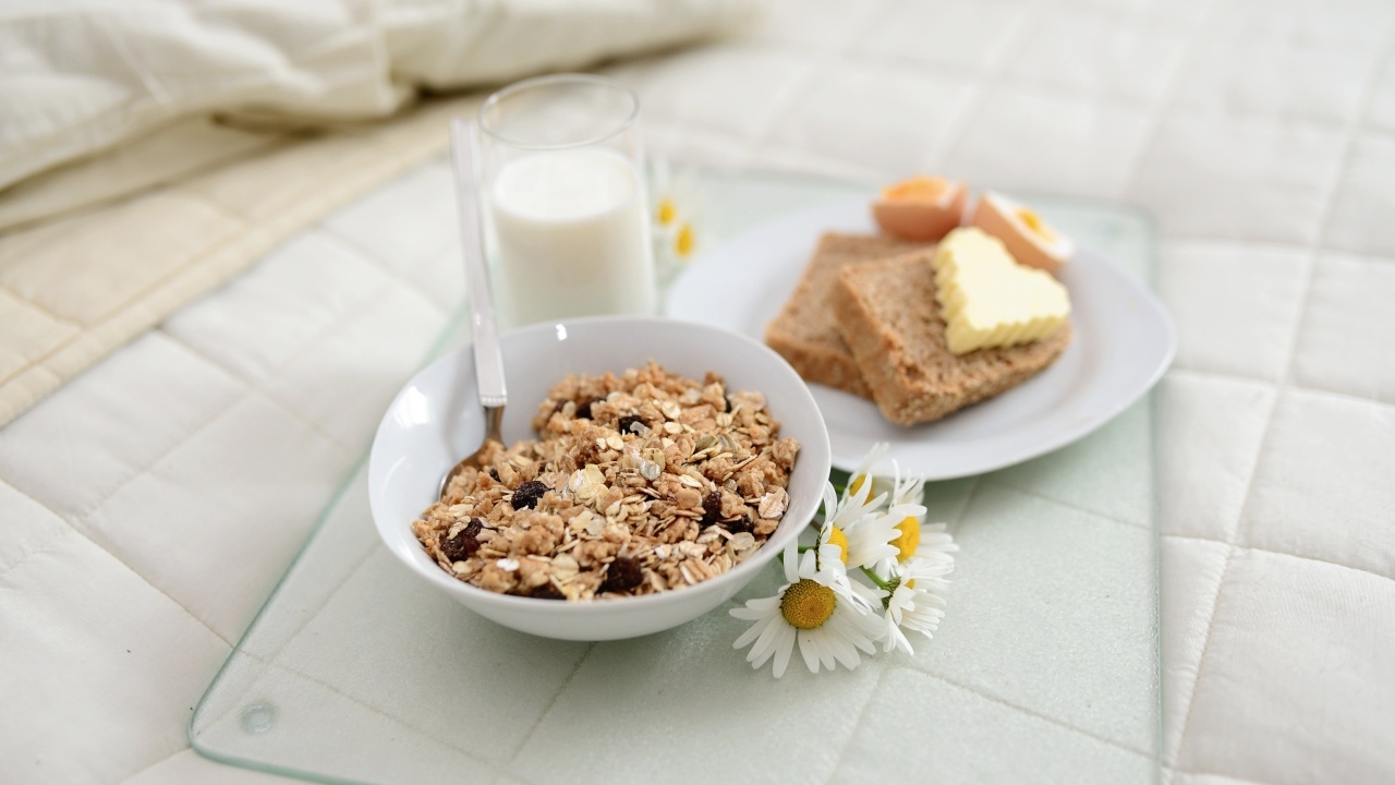 Хлопья с молоком и хлебом на столе