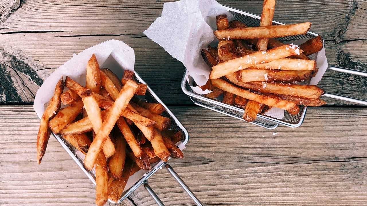 Картофель фри в сетке на столе