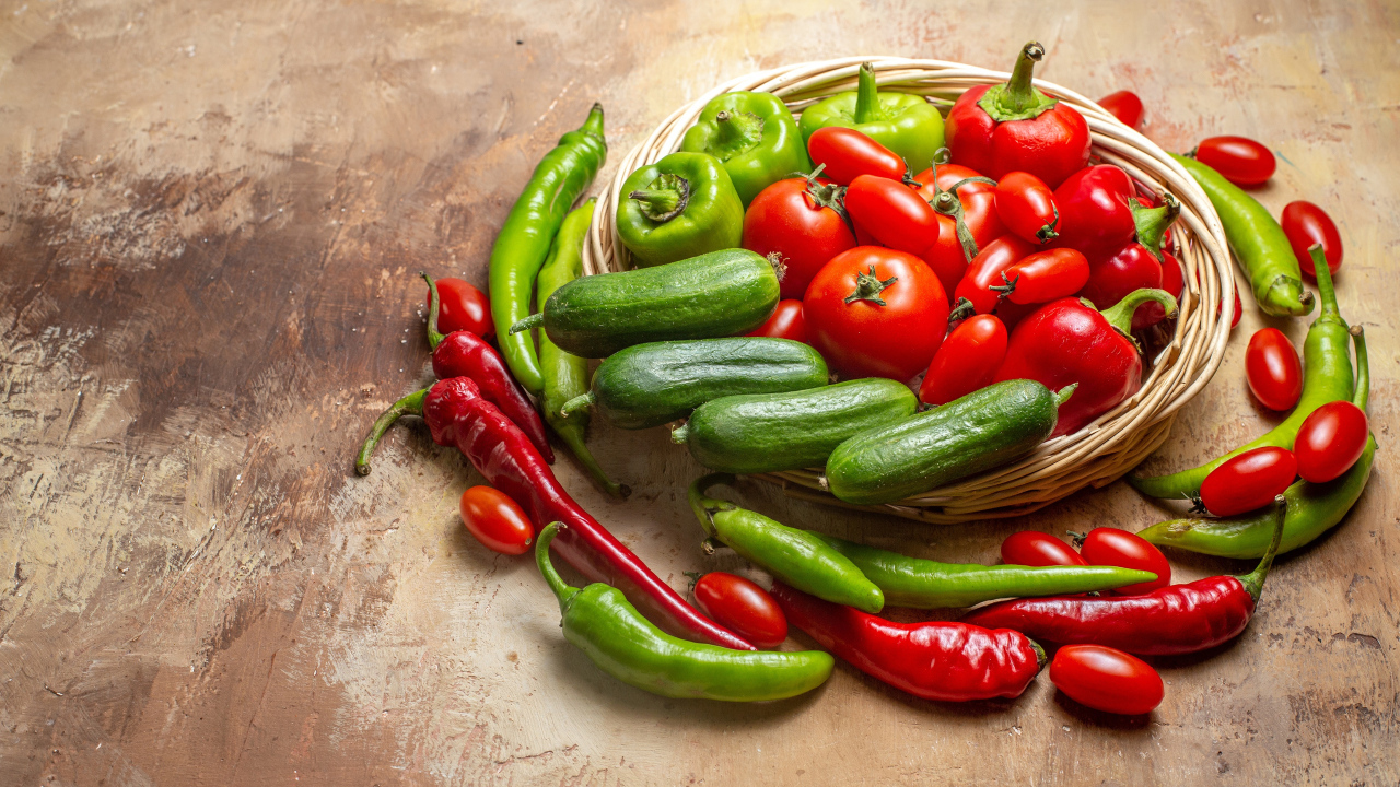 Свежие помидоры, огурцы и перец на столе