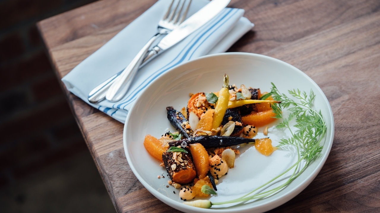 Жареные овощи на тарелке со столовыми приборами