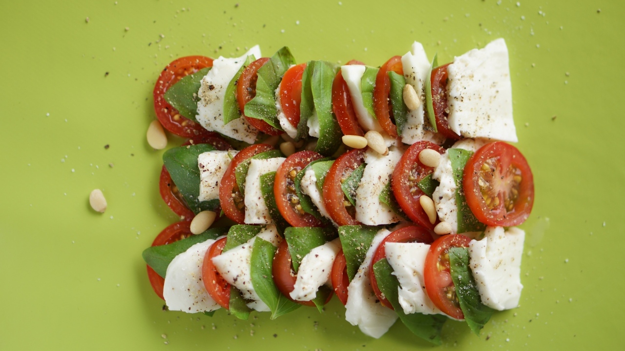 Греческий салата на зеленой тарелке