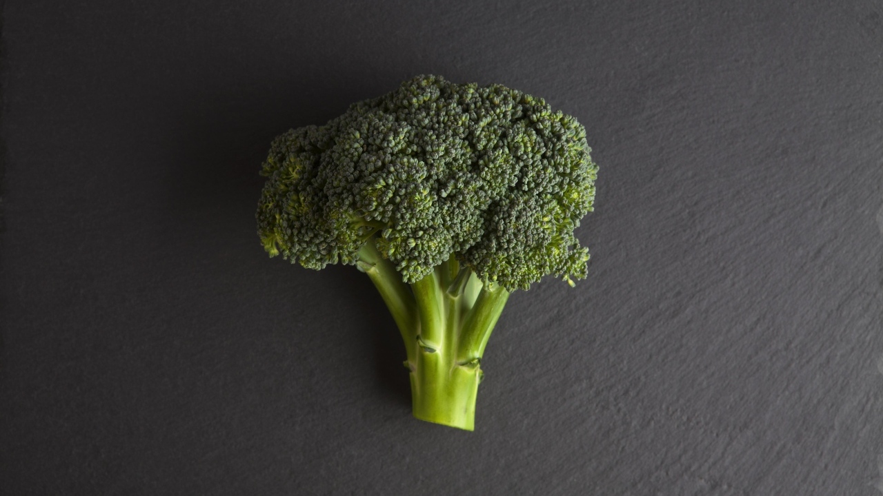 Зеленое брокколи на сером столе