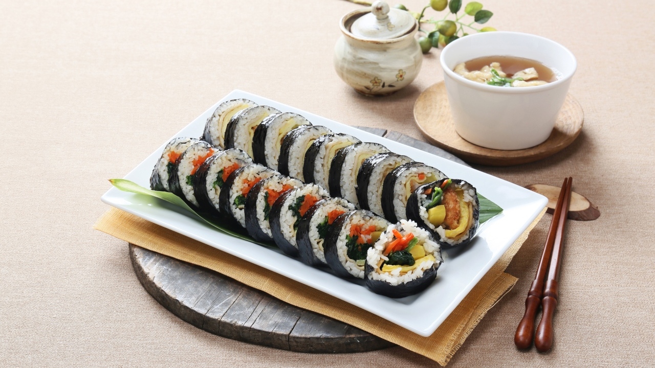 Японские суши на столе с чаем