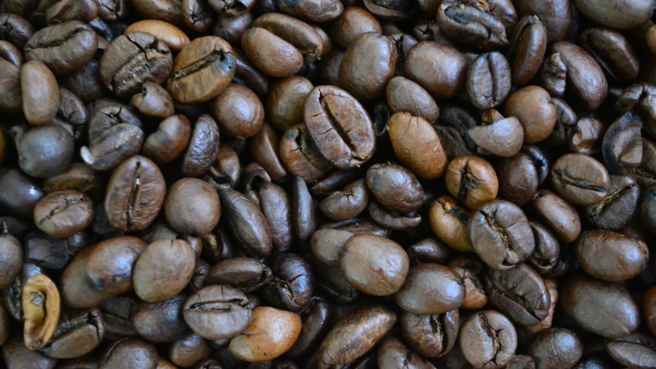 Большие ароматные жареные зерна кофе