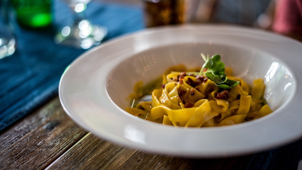 Лапша с мясом в  большой белой тарелке