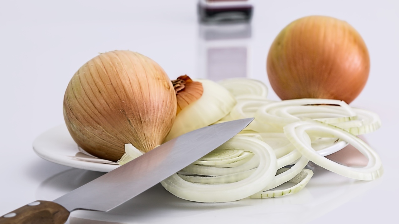 Репчатый лук нарезан кольцами 