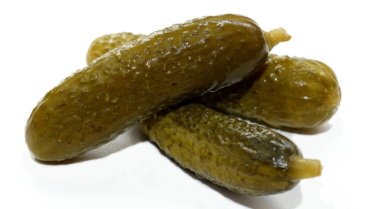Маринованные корнишоны на белом фоне
