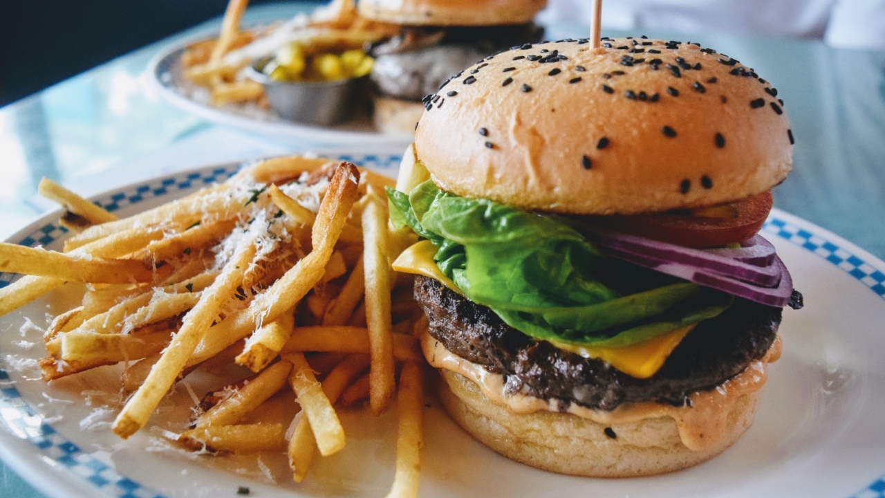 Тарелка с гамбургером и картофелем фри