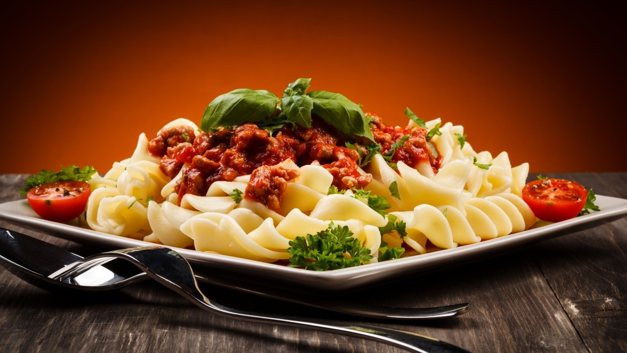 Тарелка с макаронами, фаршем и помидорами