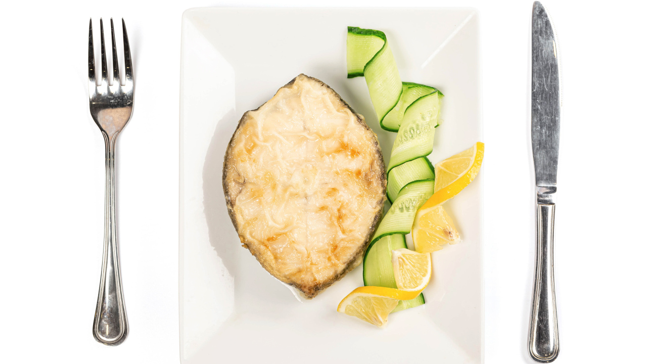 Картофель с огурцом и лимоном на белом столе