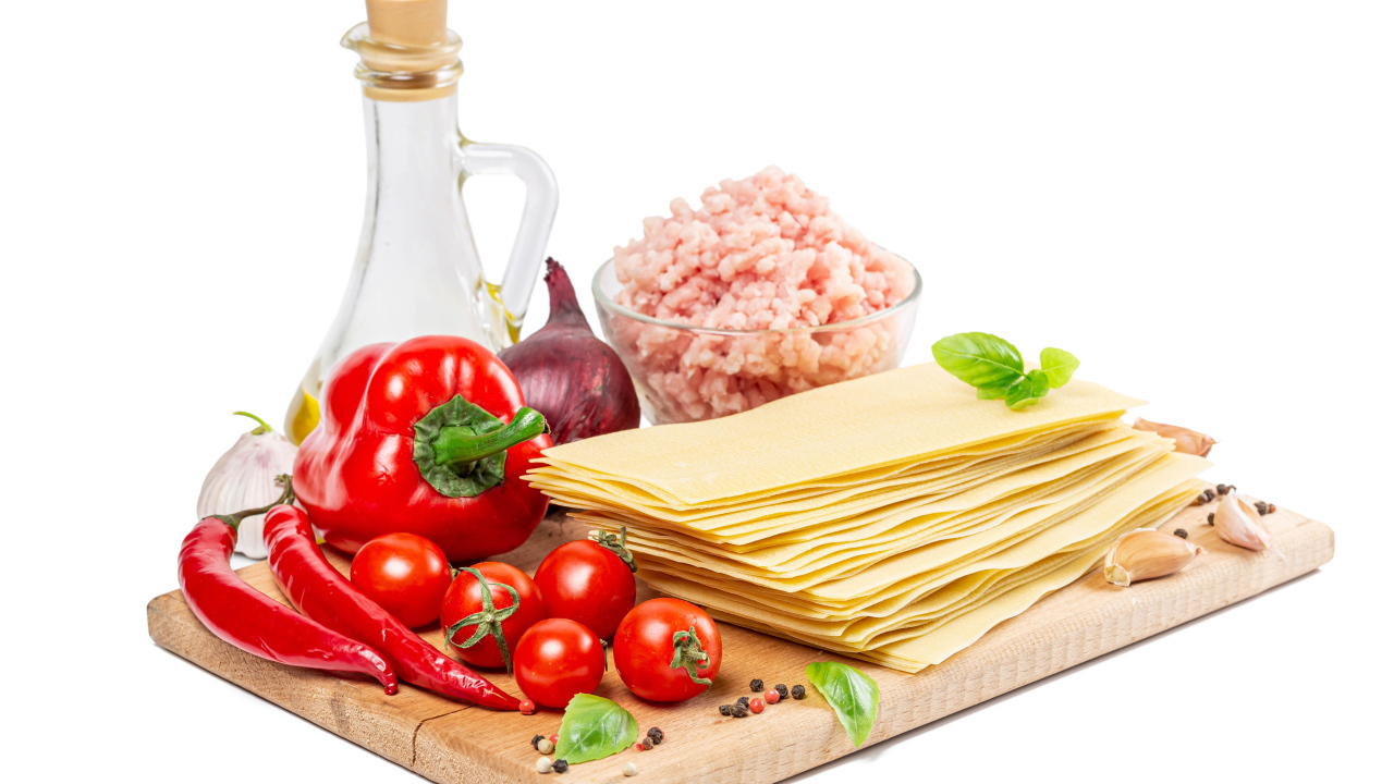 Продукты для лазаньи на белом фоне