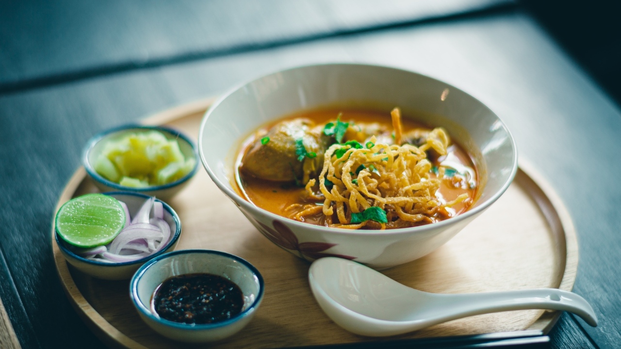 Суп рамен на подносе с луком и соусом