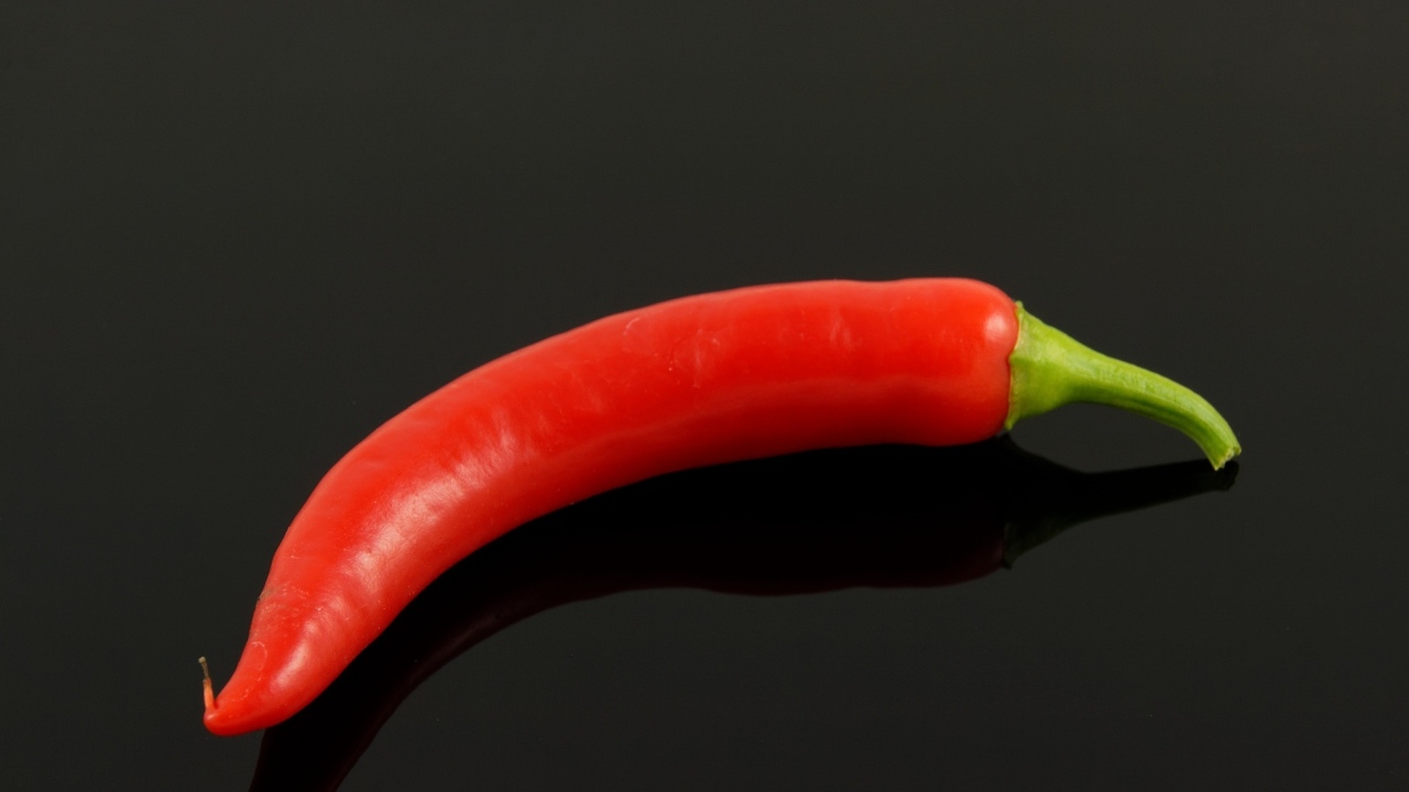 Красный жгучий перец на черном фоне