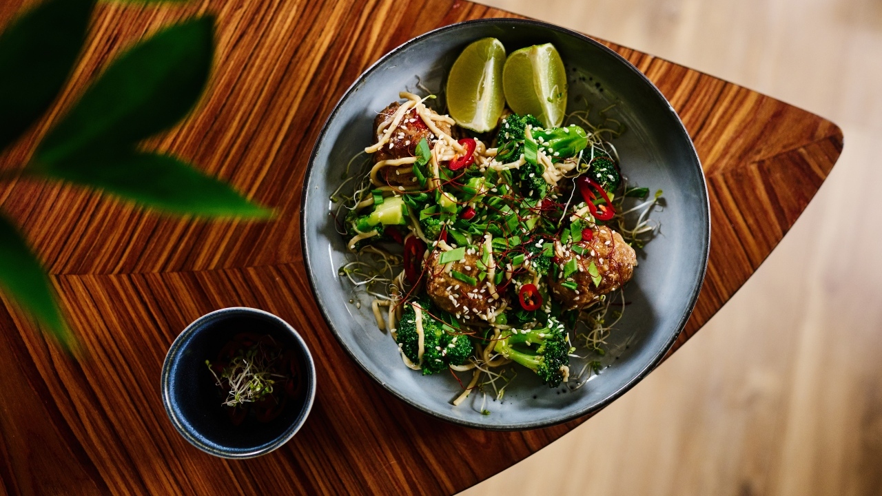 Салат на тарелке с кусочками лайма