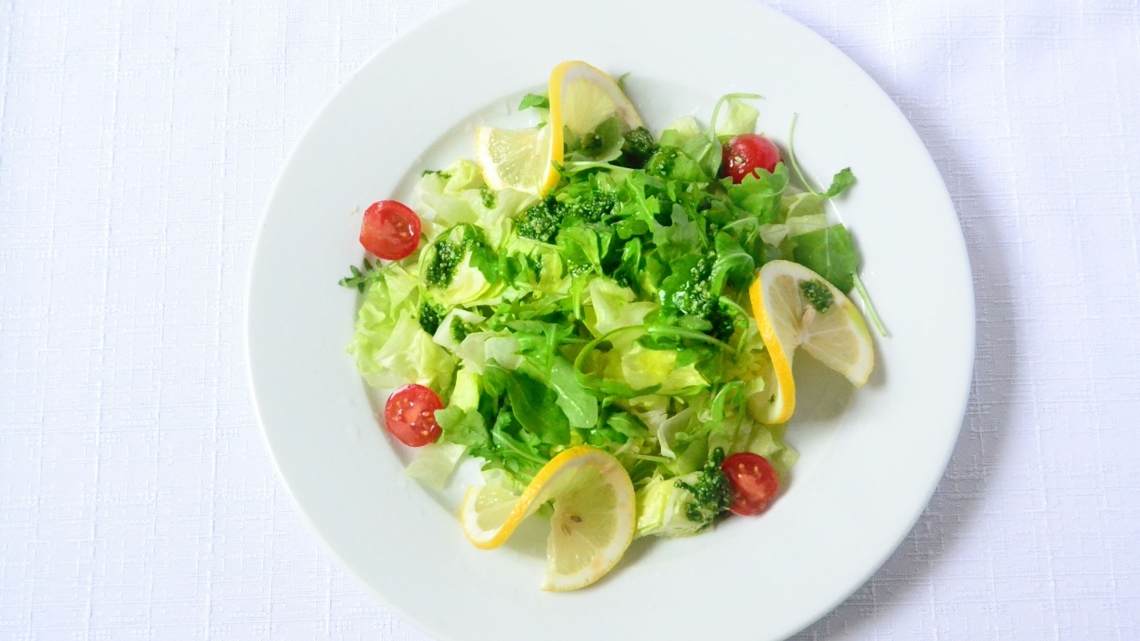 Салат с рукколой, помидорами и лимоном