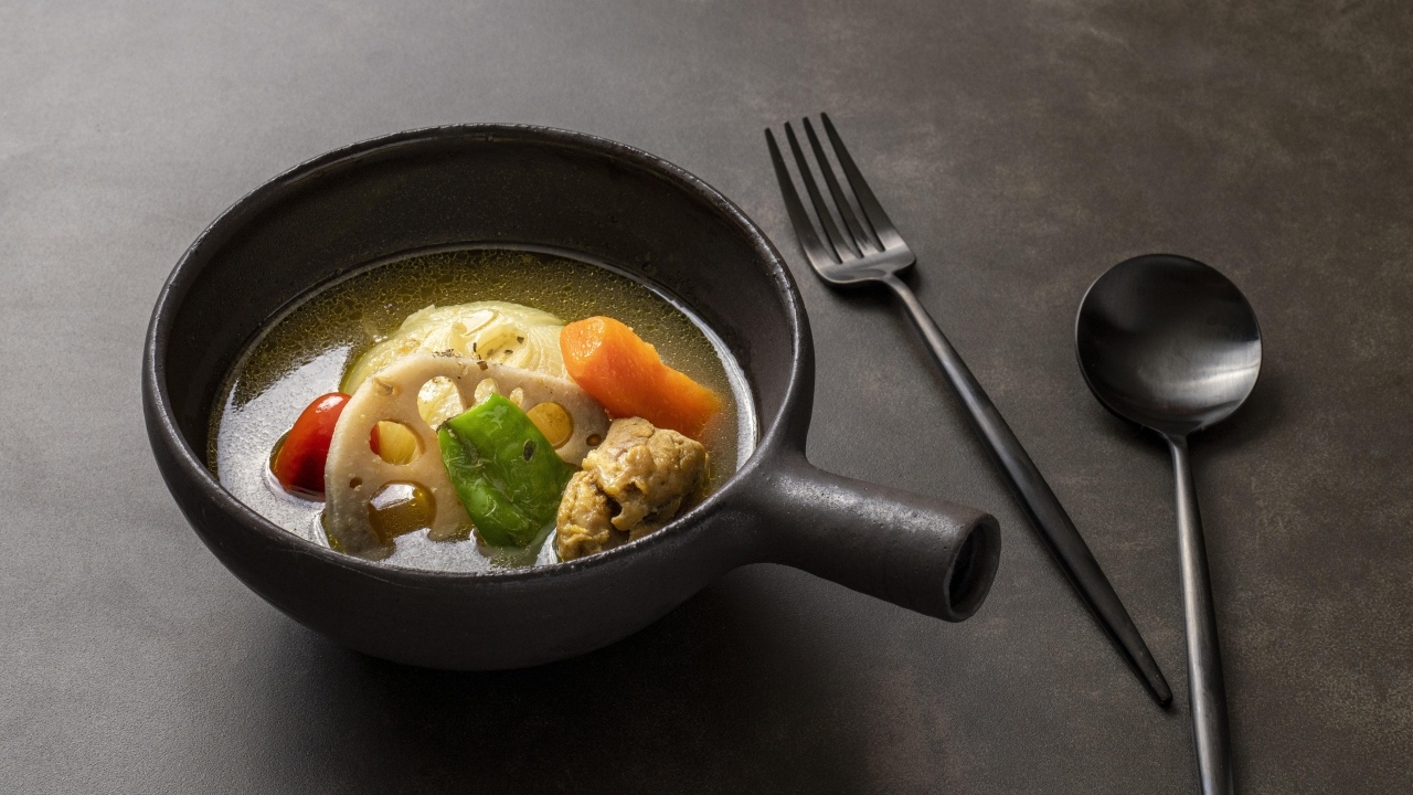 Суп саппоро с овощами на столе