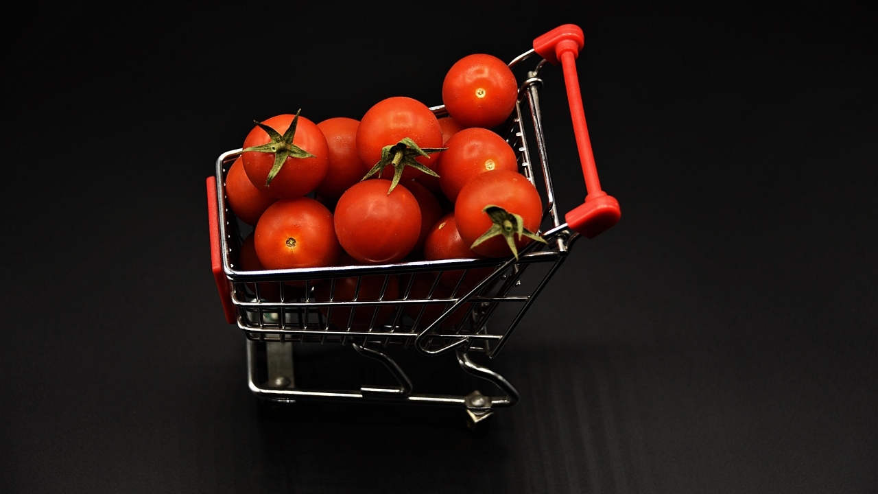 Маленькая тележка с красными помидорами