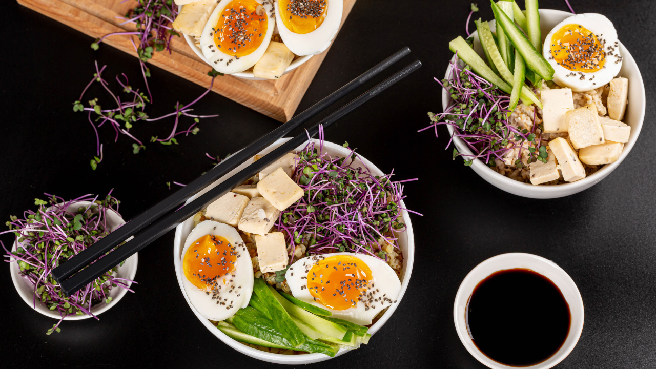 Проросшая пшеница с яйцами на столе