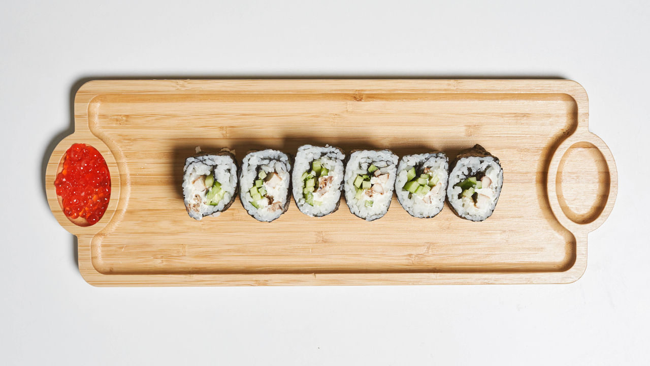 Суши на деревянной доске с  красной икрой