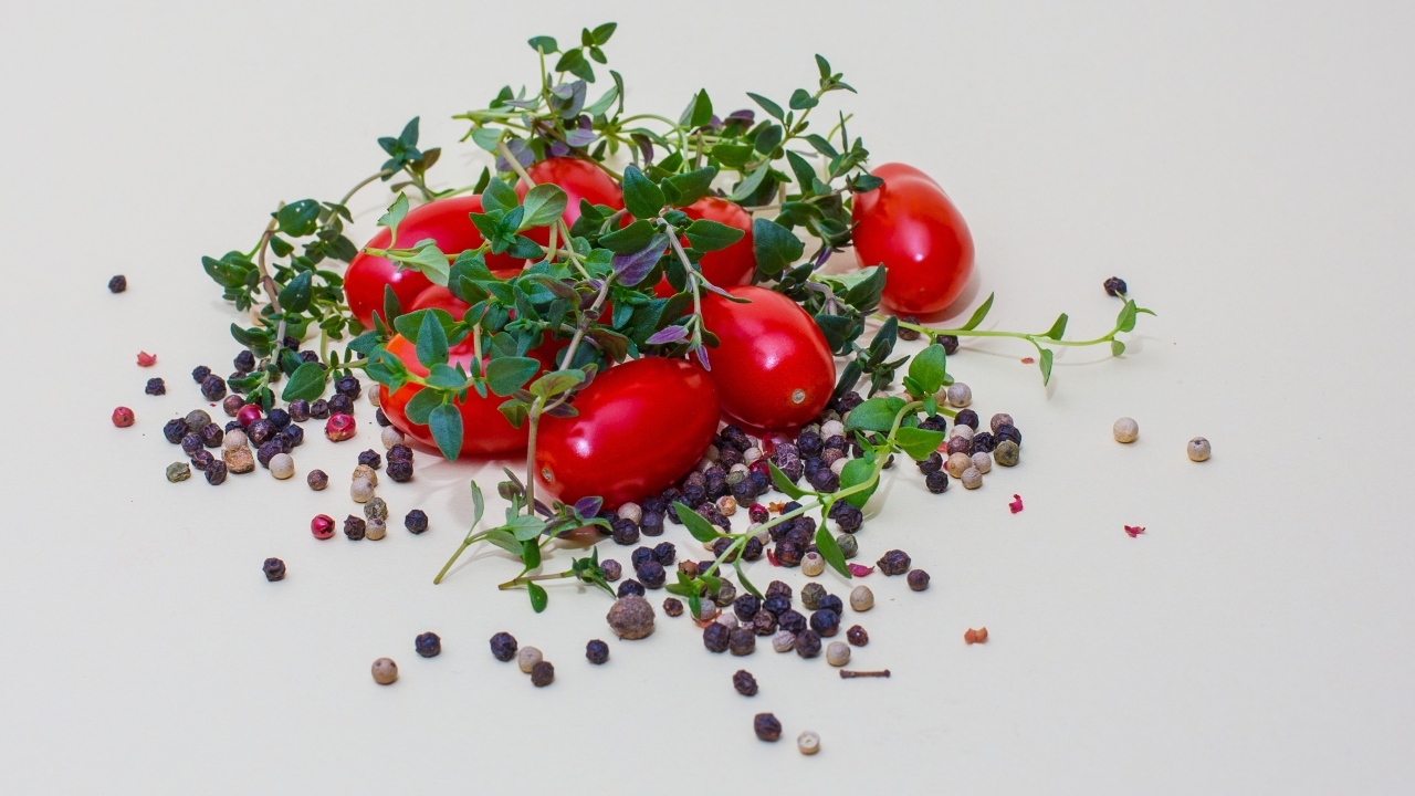 Тимьян, помидоры и перец горошком