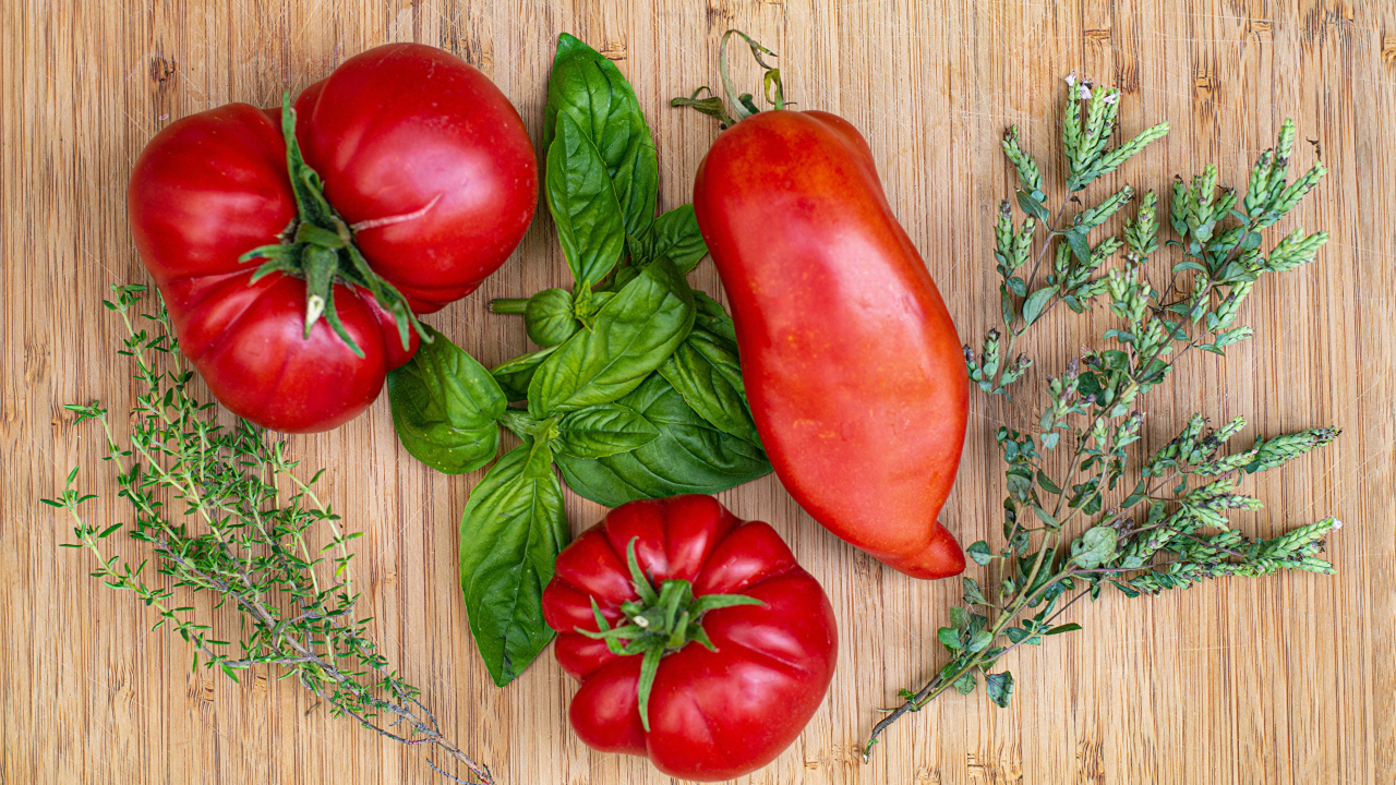 Помидоры  на разделочной доске с базиликом