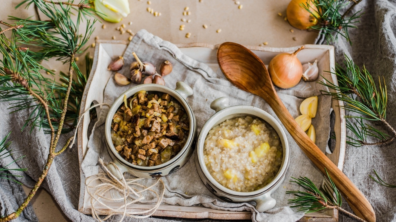 Две миски каши на столе с чесноком