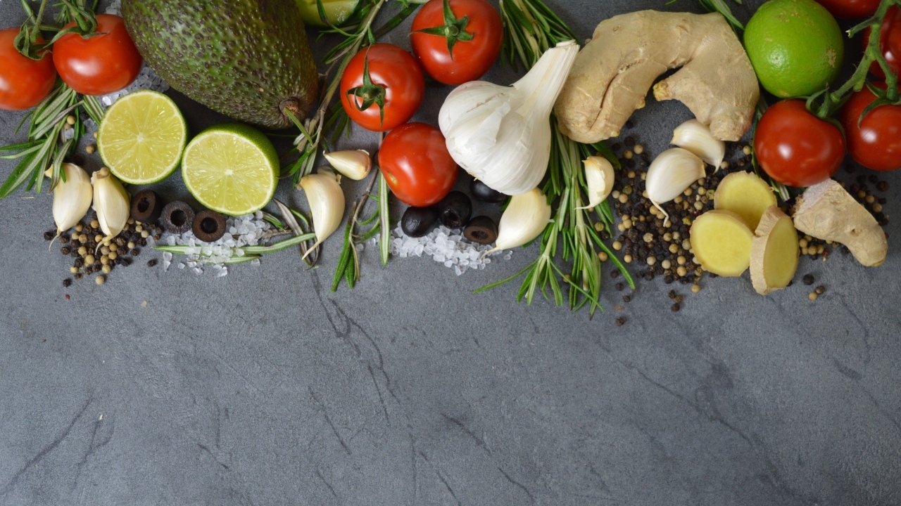 Овощи, зелень и специи на сером столе