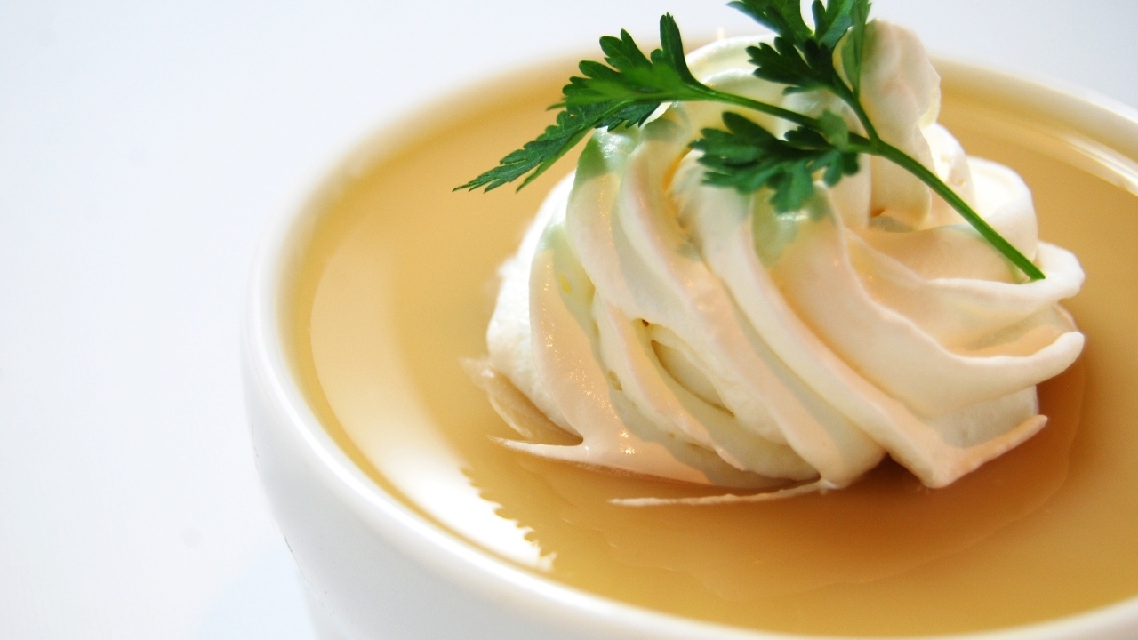 Белый взбитый крем на супе с петрушкой