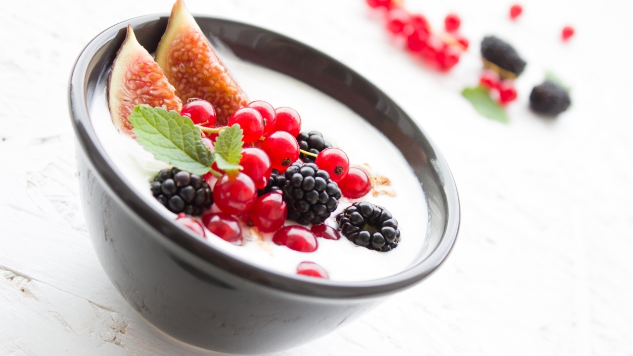 Йогурт с ягодами на столе