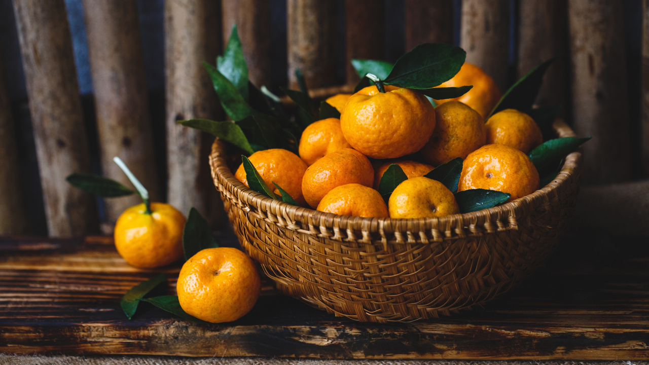 Корзина ароматных мандаринов на столе