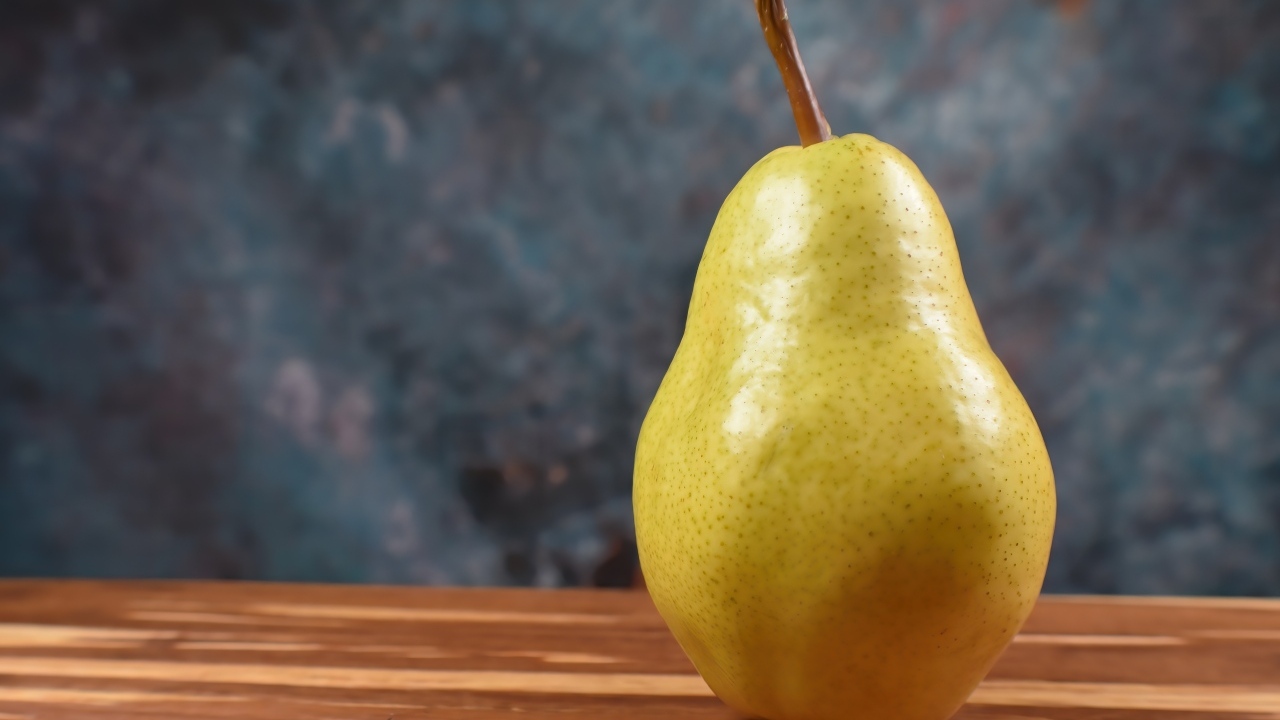 Большая спелая желтая груша