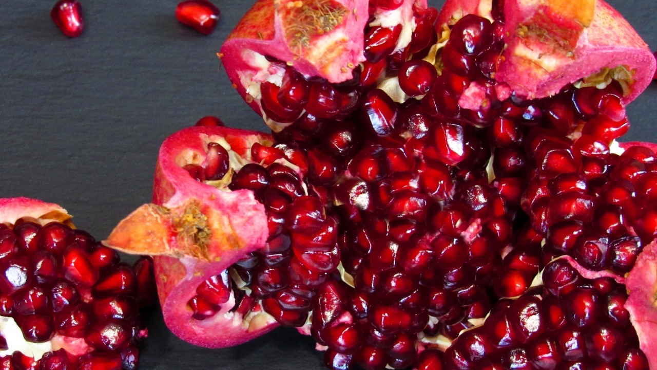 Яркие спелые красные зерна граната