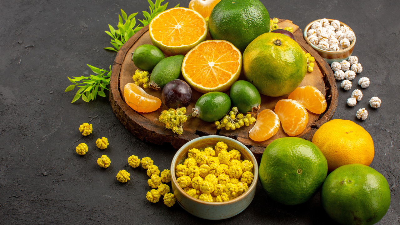 Цитрусовые ароматные фрукты на столе  с конфетами