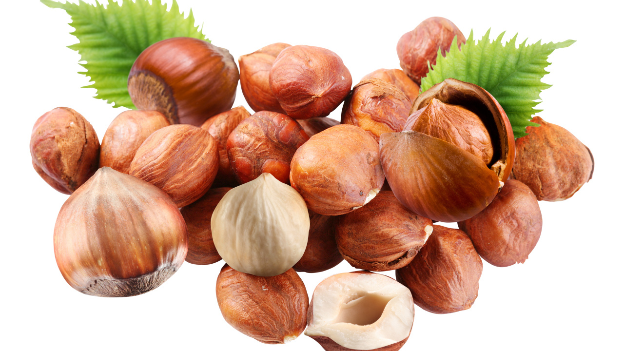 Вкусные лесные орехи на белом фоне