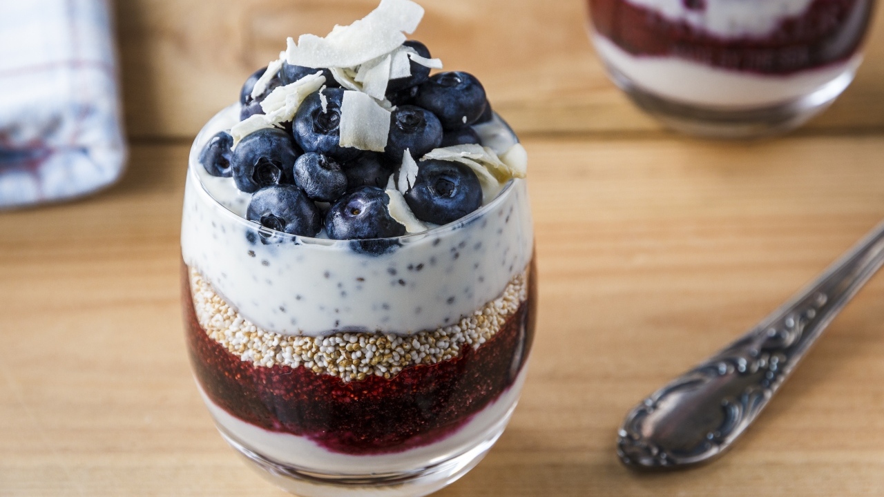 Десерт с ягодами черники в стакане на завтрак