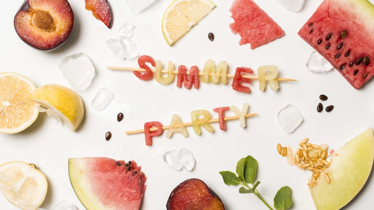 Свежие летние фрукты на белом фоне с надписью