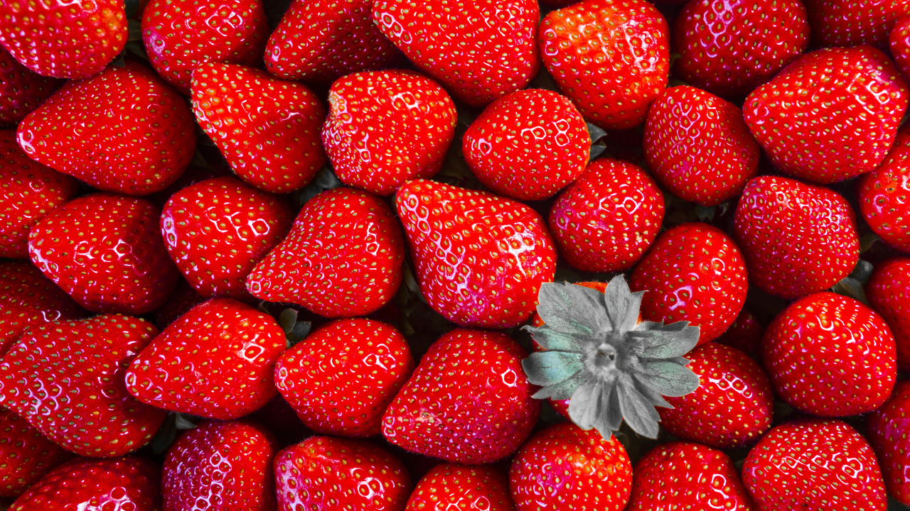 Крупная красная ароматная клубника