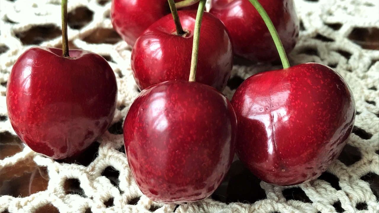 Крупные спелые ягоды черешни на столе
