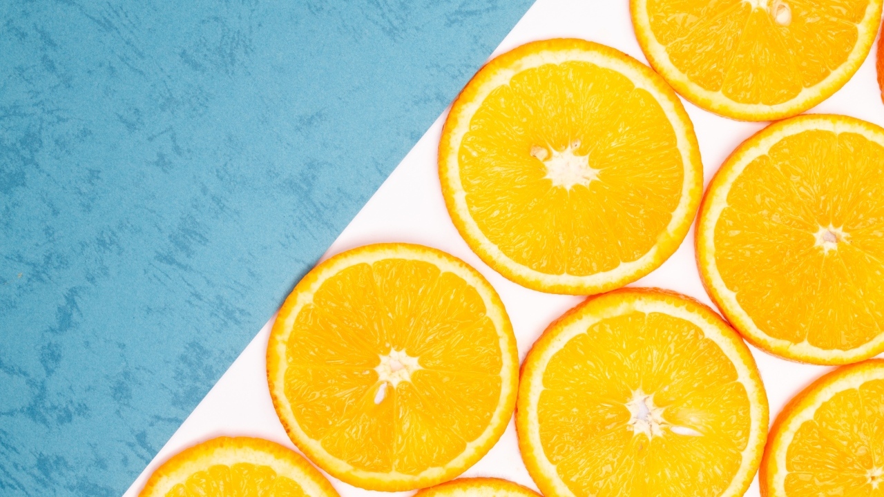 Кружочки апельсина на голубом фоне