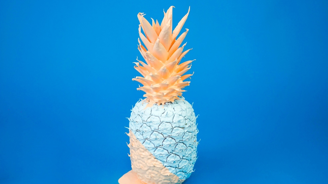 Ананас на голубом фоне