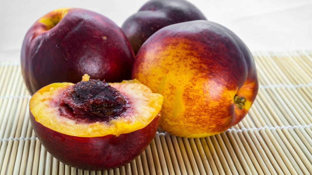 Спелый сладкий нектарин на столе