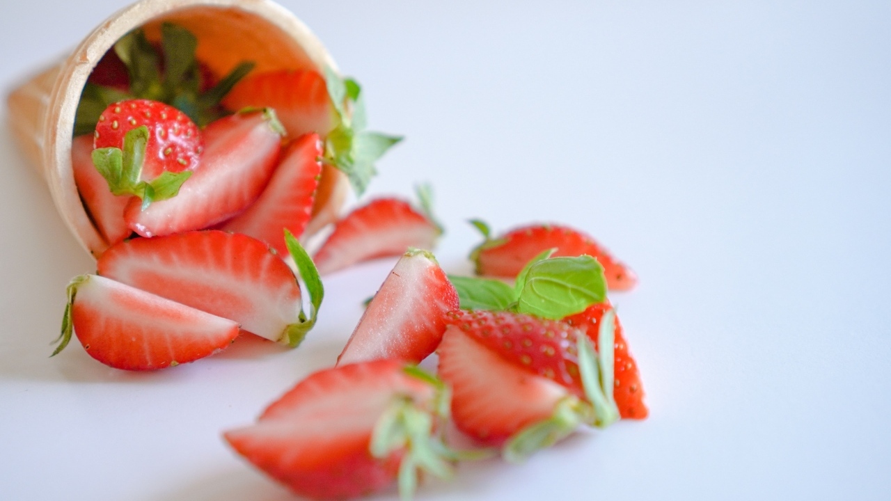 Кусочки клубники с вафельным рожком