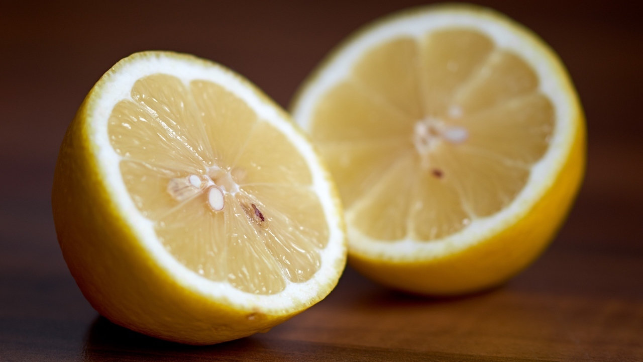 Две половины лимона столе 